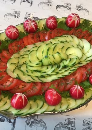 Une photo de Salade de concombre aux tomates,céleri branche et radis ronds