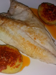 Una foto de Dorada y papas arrugás con mojo picón
