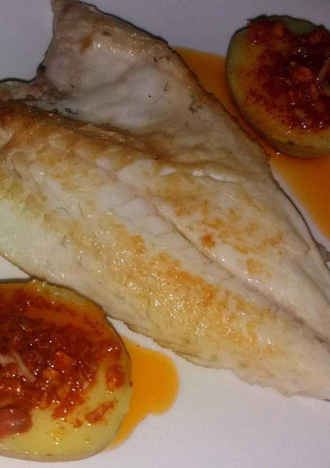 Una foto de Dorada y papas arrugás con mojo picón
