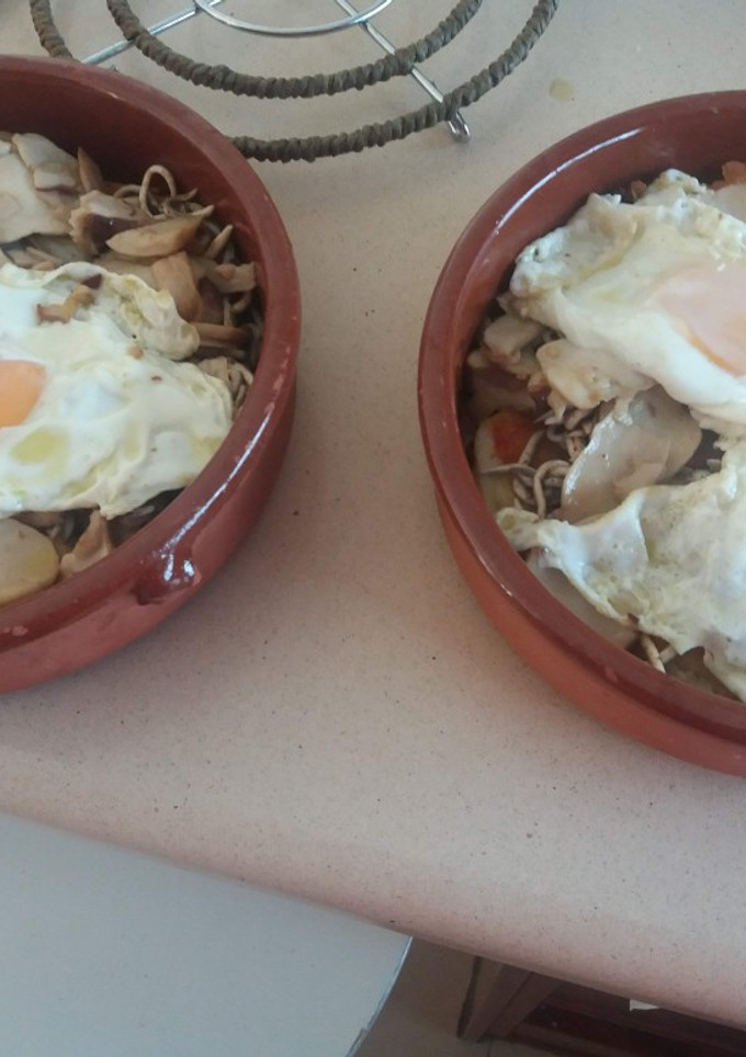 Una foto de Cazuela de boletus edulis, gulas, huevos y patatas