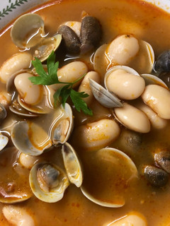 Una foto de Fabes con almejas 🥣🍲