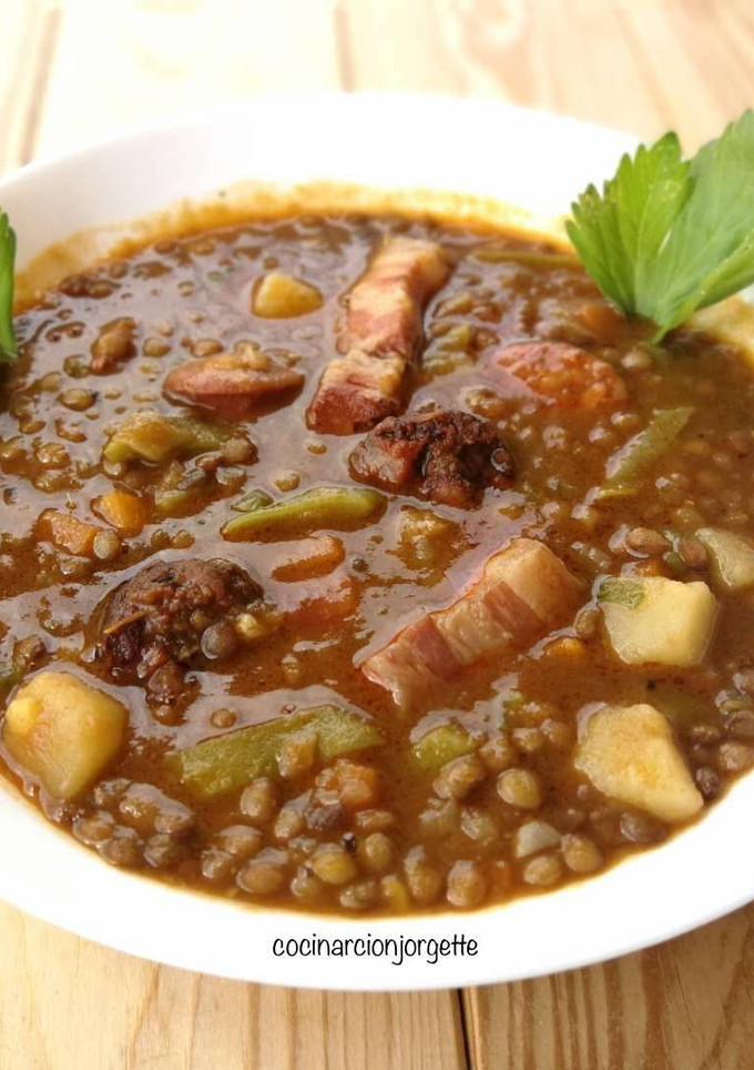 Una foto de Lentejas Pardina con preparados ahumados - chorizo, morcilla y panceta