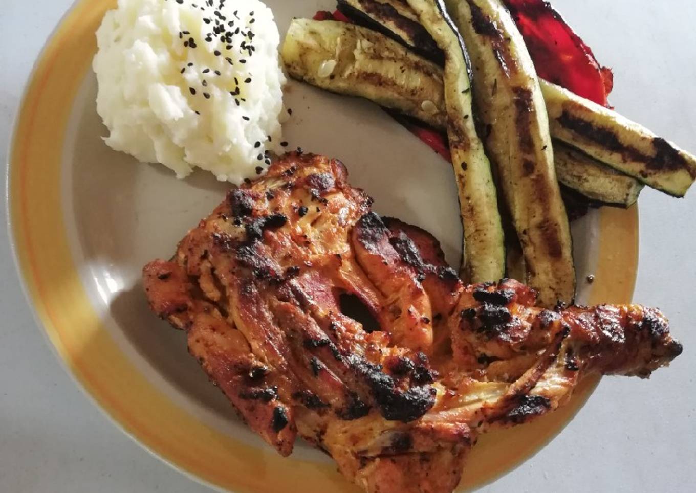 Pollo asado + puré de papas + zuchini y chile dulce asados