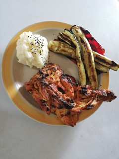 Una foto de Pollo asado + puré de papas + zuchini y chile dulce asados