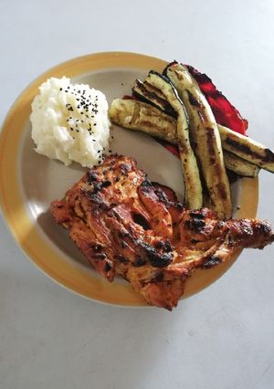 Una foto de Pollo asado + puré de papas + zuchini y chile dulce asados