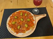 Una foto de masa de pizza con orégano