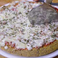Una foto de Pizza con plátanos verdes