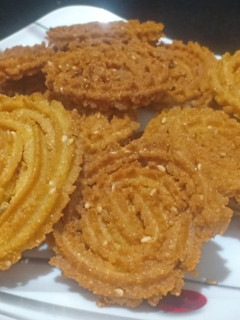 જુવારના લોટ ની ચકરી (Jowar Chakari Recipe In Gujarati) રેસીપી મુખ્ય ફોટો