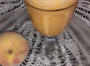 صورة لوصفة عصير بالخوخ والليمون