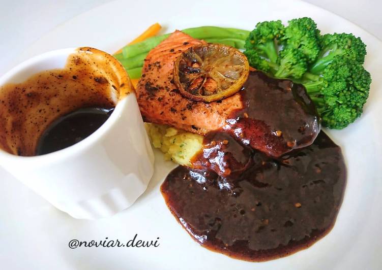 Salmon Steak with Blackpepper Sauce and Mashed Potato