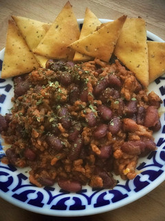 Una foto de Chili con carne y totopos caseros