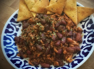 Foto principal de Chili con carne y totopos caseros