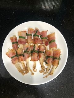 Hình của món Bacon cuộn nấm kim châm.
