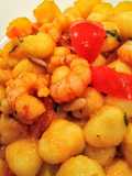 Gnocchetti di patate con gamberi, pinoli, pomodorini e zafferano