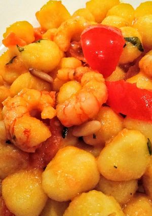 Foto di Gnocchetti di patate con gamberi, pinoli, pomodorini e zafferano