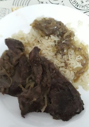 Una foto de Bifecitos de hígado con cebolla y arroz blanco