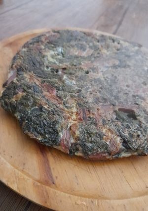 Una foto de Tortilla con hojas de remolacha