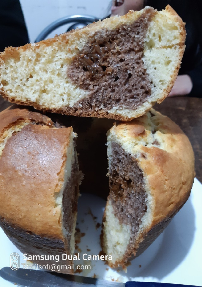 Una foto de Bizcochuelo marmolado con corazón de dulce de leche