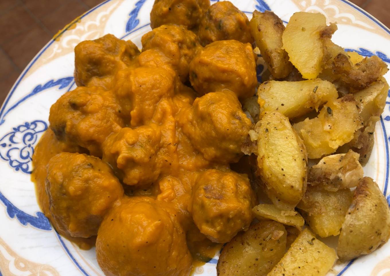 Alb贸ndigas en salsa de zanahoria 馃 y cebolla ! 馃嵔