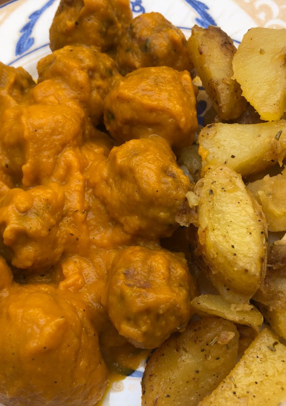 Una foto de Albóndigas en salsa de zanahoria 🥕 y cebolla ! 🍽