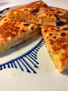 Una foto de Tortilla de patatas con jamón y queso (con tortillas de maíz)