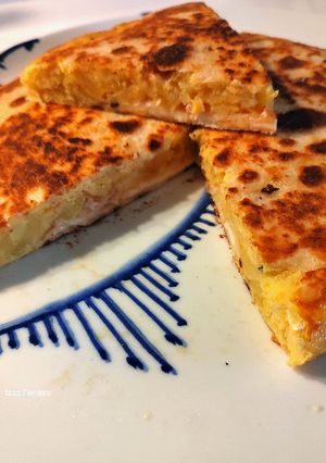 Una foto de Tortilla de patatas con jamón y queso (con tortillas de maíz)