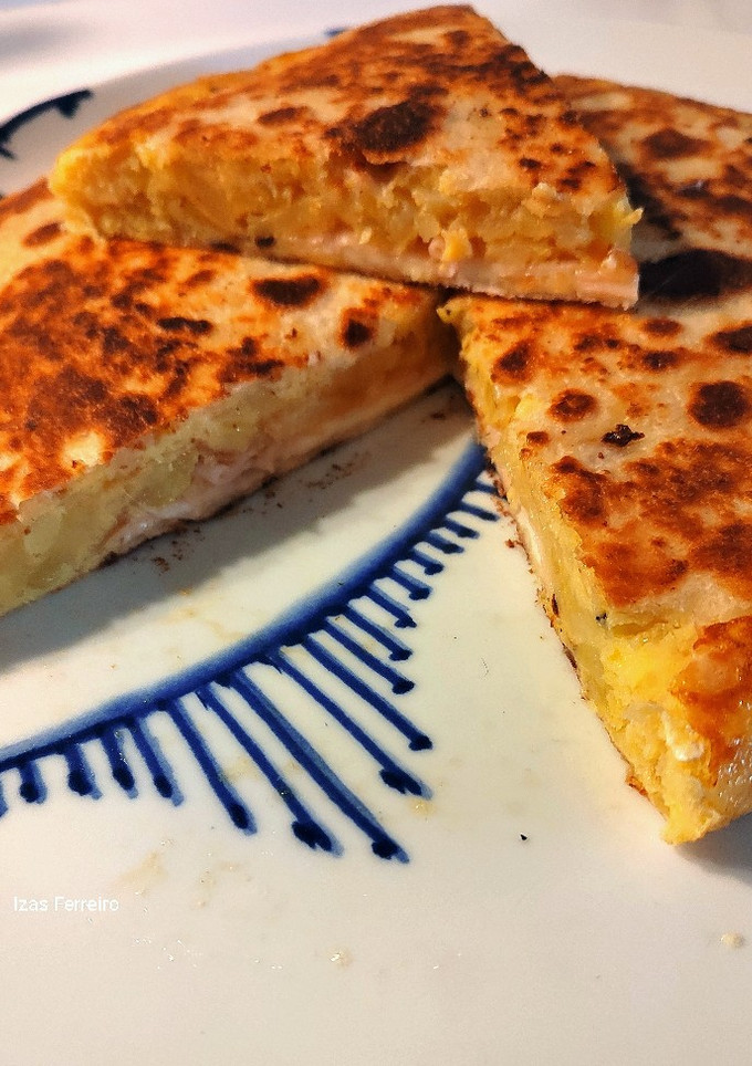 Una foto de Tortilla de patatas con jamón y queso (con tortillas de maíz)