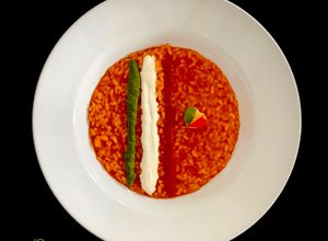 Foto di Risotto al pomodoro, pesto di basilico, crema di burrata