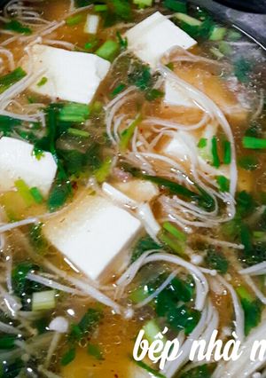 Hình của món Tàu hủ non nấu nấm kim châm.