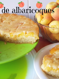 Una foto de Bizcocho de albaricoques esponjoso