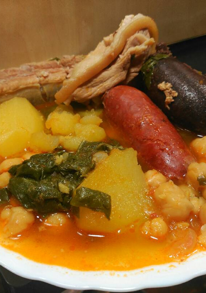 Una foto de Potaje de garbanzos con acelgas