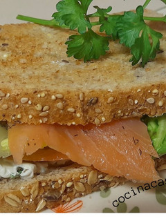 Una foto de Sandwich de salmón