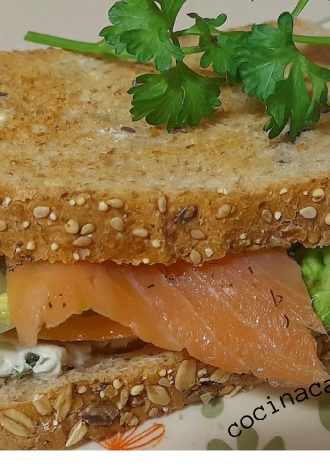 Una foto de Sandwich de salmón