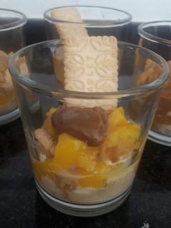 Una foto de Postre en vaso de durazno