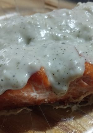 Una foto de Salmón rosado con salsa de albahaca y ajo express con tip para quitar la piel