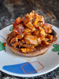 Una foto de Champiñones a la plancha rellenos de bacon