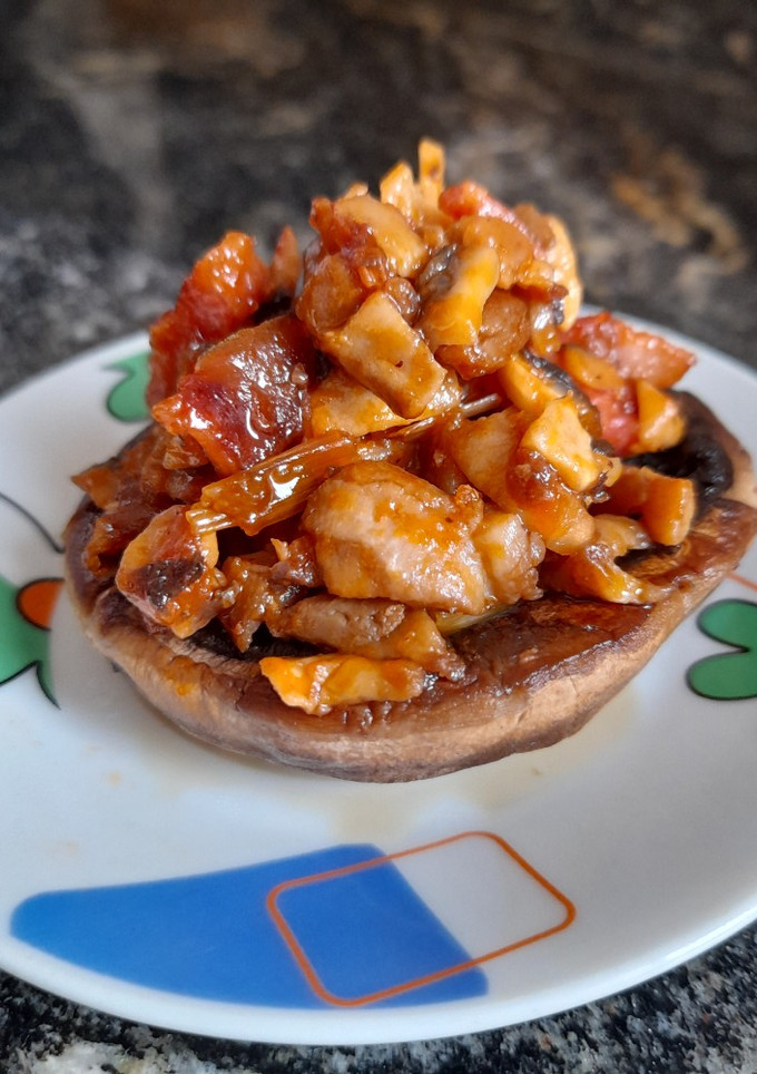 Una foto de Champiñones a la plancha rellenos de bacon
