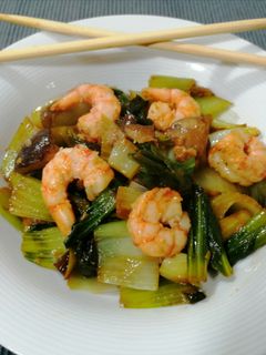 Una foto de Wok de pack choi, setas y gambas al ajillo