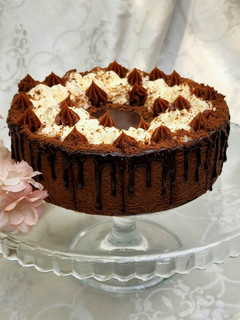 Una foto de 🎂🍫🍰 Chocotorta de cumpleaños!! 🍰 Chocotorta con drip de chocolate, ganache y crema - facilísima!! 🍰🍫