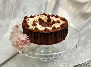 Una foto de 🎂🍫🍰 Chocotorta de cumpleaños!! 🍰 Chocotorta con drip de chocolate, ganache y crema - facilísima!! 🍰🍫