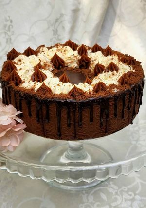 Una foto de 🎂🍫🍰 Chocotorta de cumpleaños!! 🍰 Chocotorta con drip de chocolate, ganache y crema - facilísima!! 🍰🍫