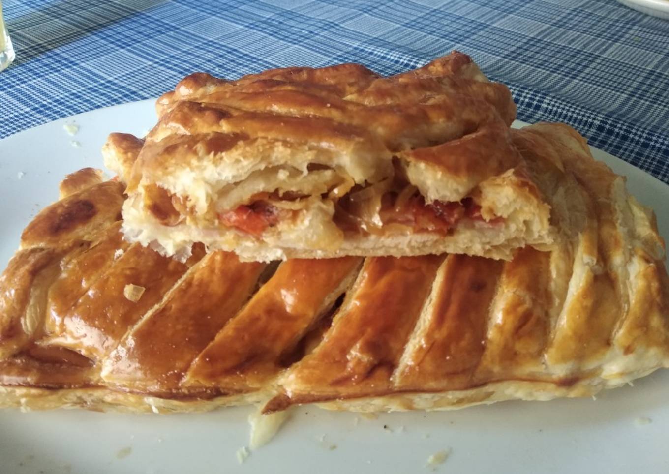 Trenza de hojaldre de pollo, bacon y queso