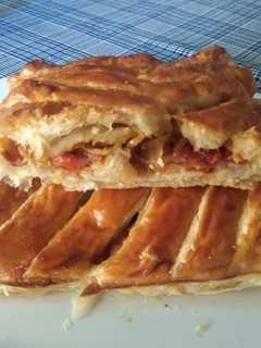Una foto de Trenza de hojaldre de pollo, bacon y queso