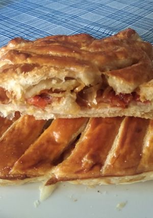 Una foto de Trenza de hojaldre de pollo, bacon y queso