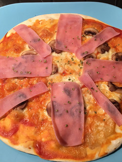 Una foto de Pizza casera de champiñones y jamón york