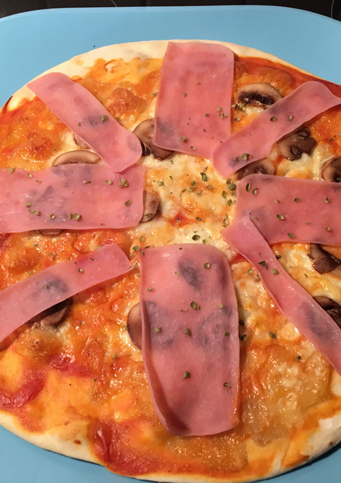 Una foto de Pizza casera de champiñones y jamón york