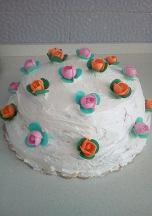 Foto di Torta a due piani con crema chantilly e frutti di bosco e panna