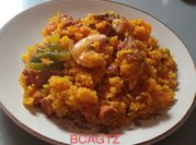 Una foto de paella de marisco y carne