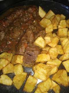 Una foto de Carne de aguja con papas fritas