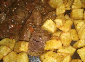 Una foto de Carne de aguja con papas fritas